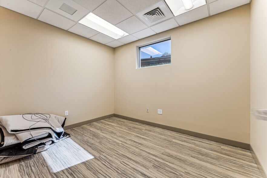 More Photos Of 2105 Northwest Blvd, Newton Office For Lease