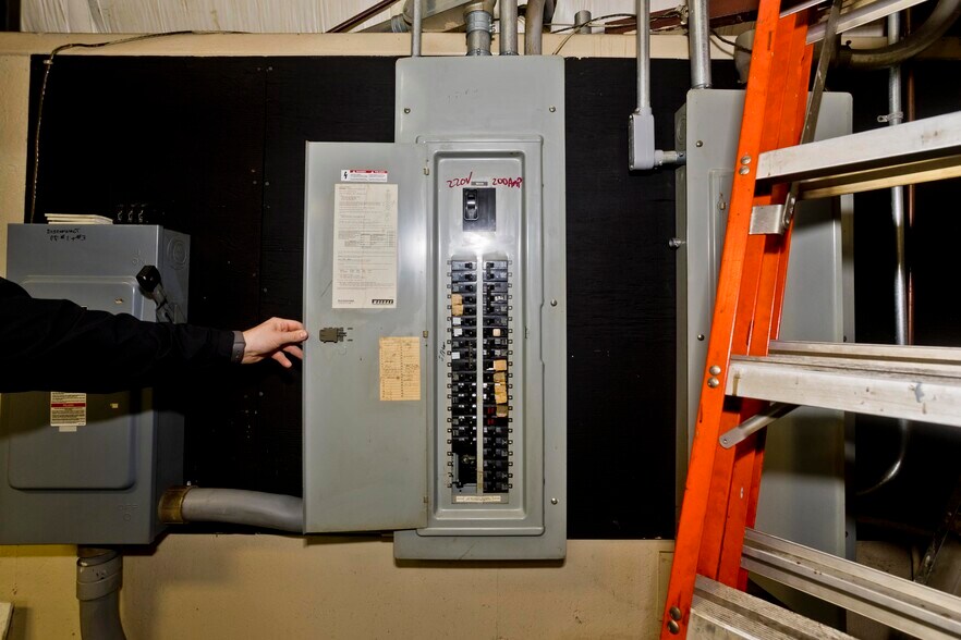 More Photos Of 16 Arthur St, Easthampton Warehouse For Sale