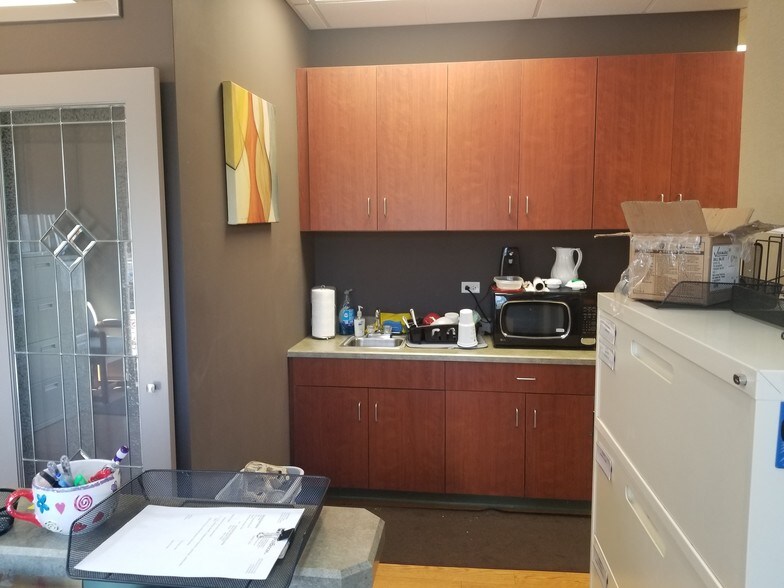 More Photos Of 820 E Terra Cotta Ave, Crystal Lake Office For Sale