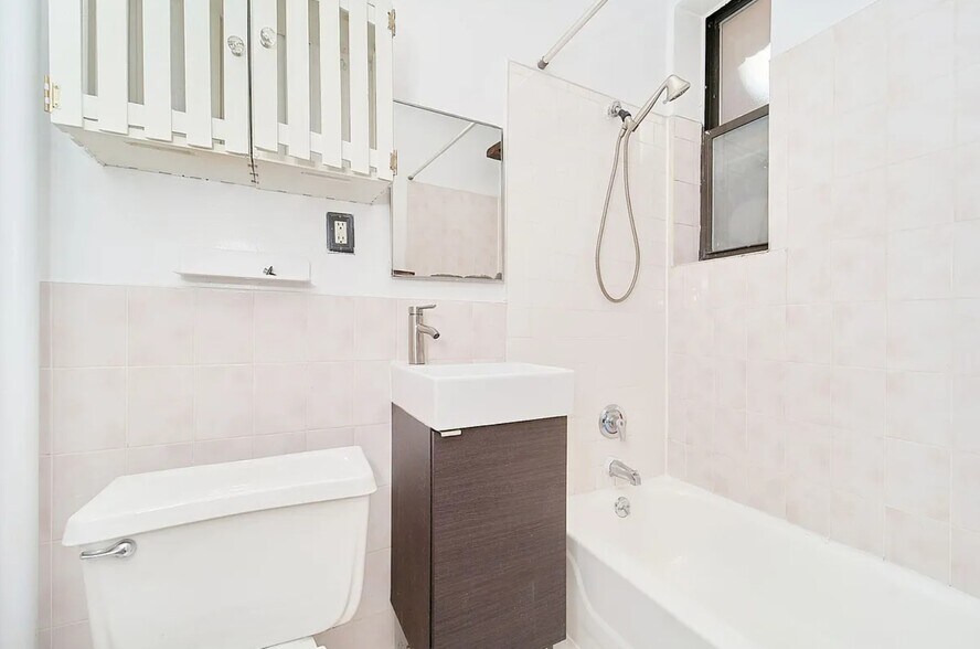 More Photos Of 239 W 20th St, New York Apartments For Sale