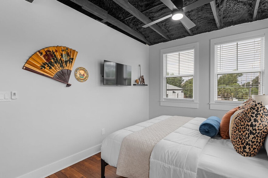 More Photos Of 156 Camellia St, Biloxi General Retail For Sale