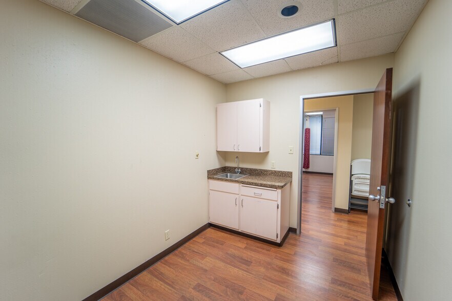 More Photos Of 115 Medical Dr, Victoria Medical For Sale