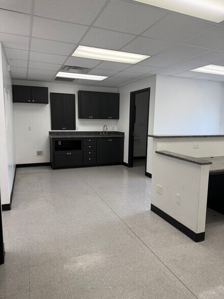 More Photos Of 9011 Polaris Dr, Oklahoma City Distribution For Lease