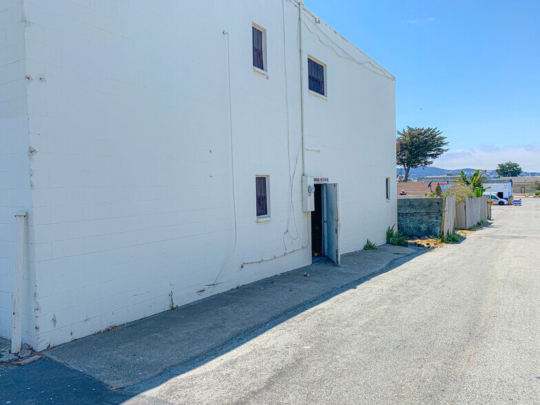 More Photos Of 1049 Broadway Ave, Seaside Storefront For Lease