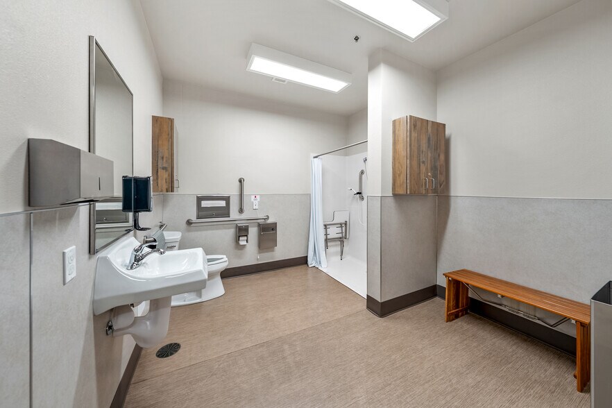 More Photos Of 2166 NW Vine St, Grants Pass Medical For Sale