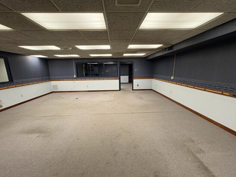 More Photos Of 128 S Main St, Lawrenceburg Freestanding For Sale