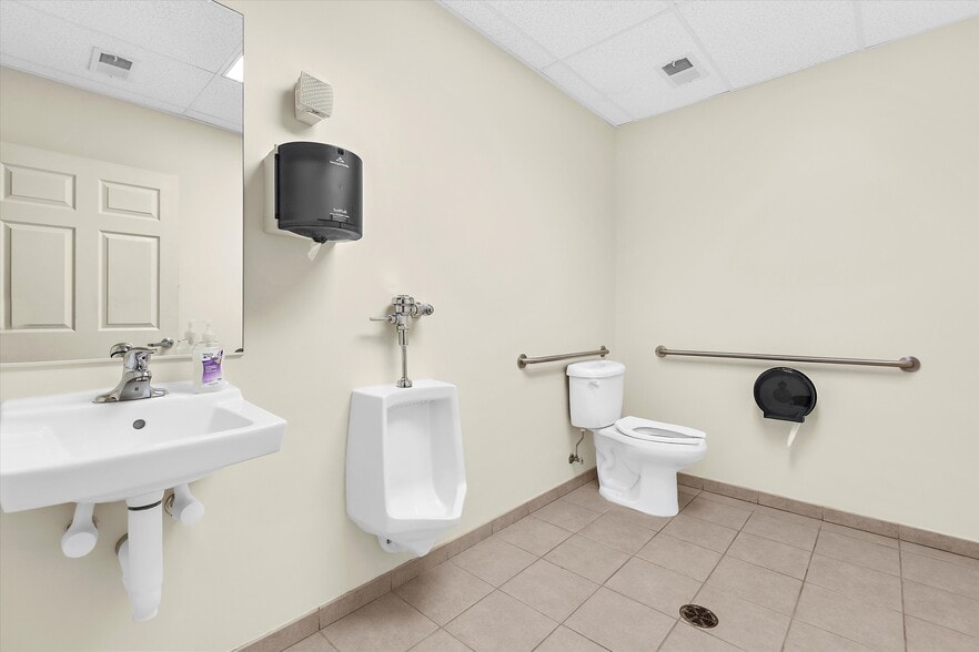 More Photos Of 601 7th St, Laurel Office For Sale