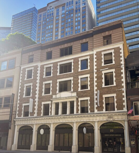 More Photos Of 22 College St, Toronto Office For Lease