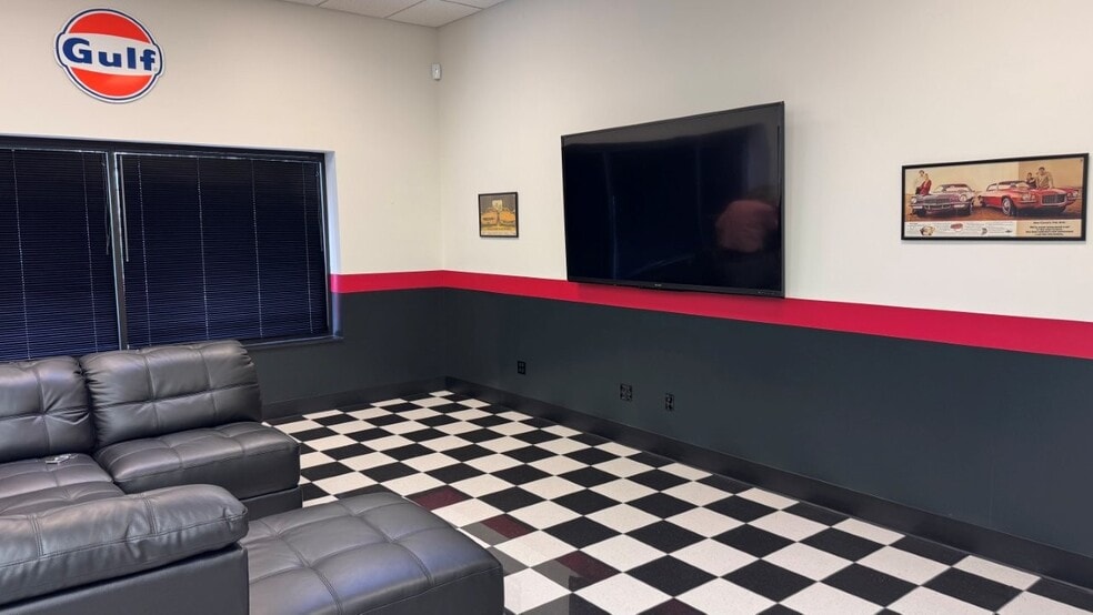 More Photos Of 1815 Wallace Ave, St Charles Light Distribution For Sale