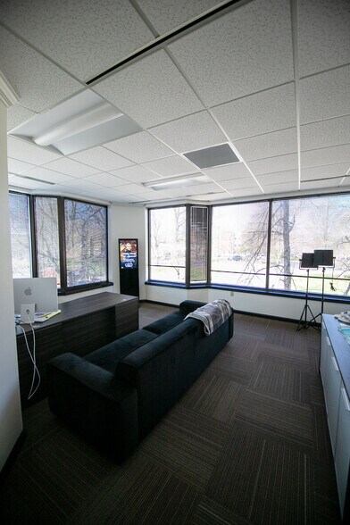 More Photos Of 5121 Maryland Way, Brentwood Office For Sale