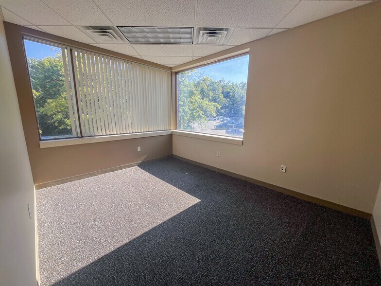 More Photos Of 4955 Steubenville Pike, Pittsburgh Office For Sale