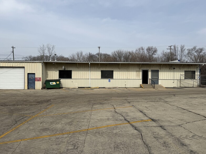 More Photos Of 1921 Broadway, Rockford General Retail For Sale