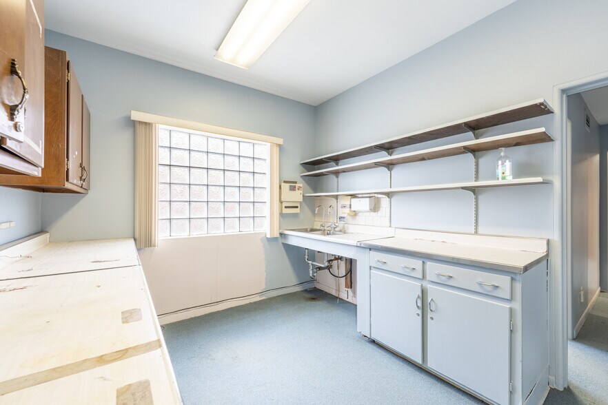 More Photos Of 5355-5365 W Devon Ave, Chicago Storefront For Lease