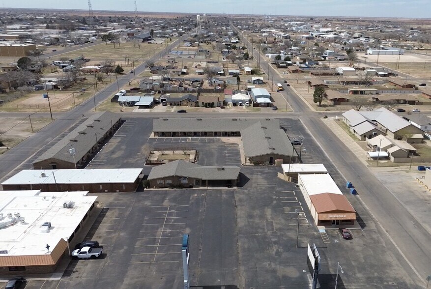 More Photos Of 304 College Ave, Levelland Hotel For Sale