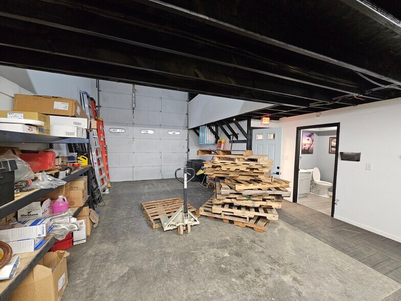 More Photos Of 2117 W Morris St, Indianapolis Warehouse For Lease