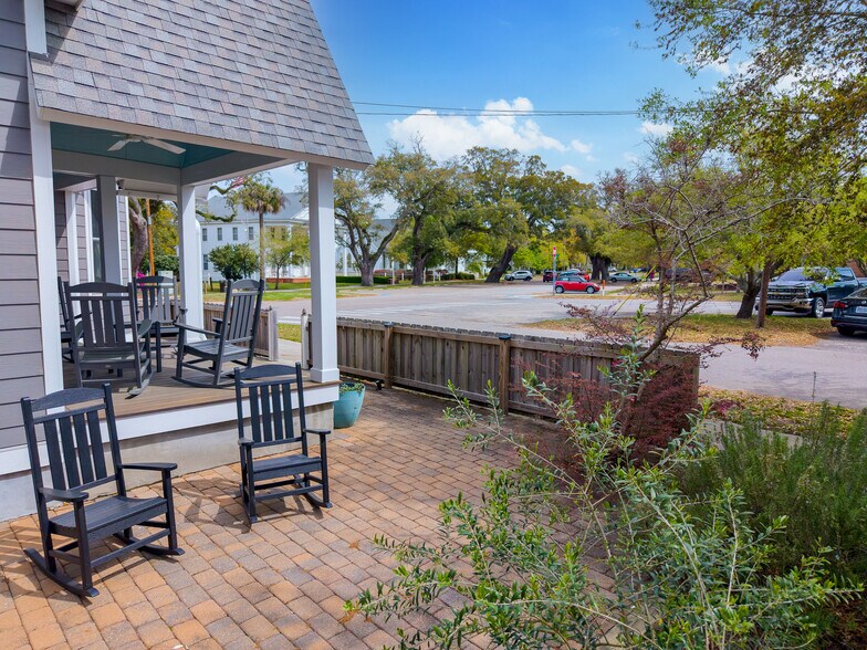 More Photos Of 119 N Davis St, Southport Hospitality For Sale