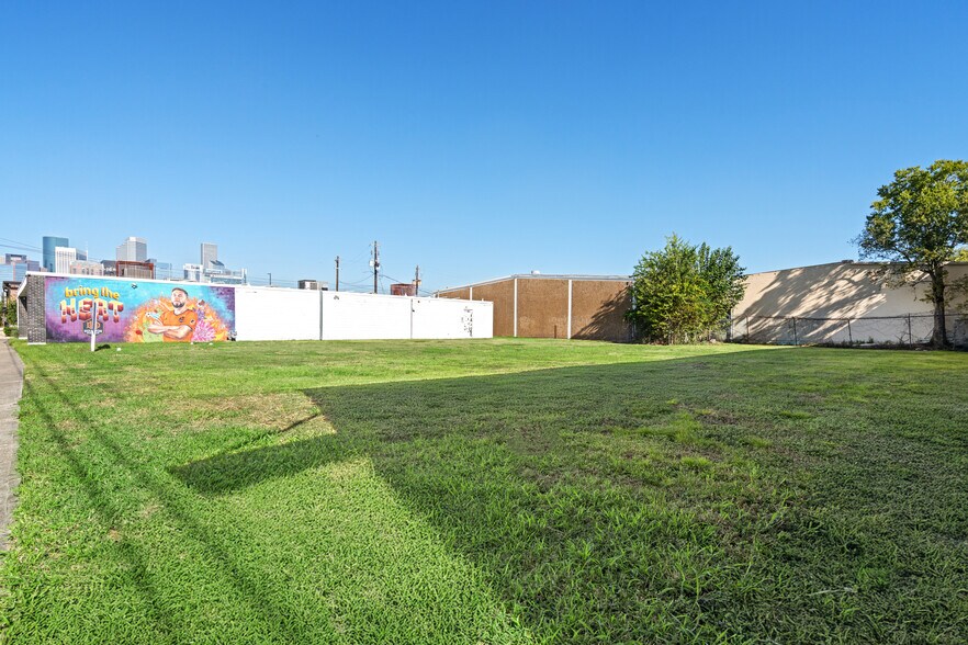 More Photos Of 1110 Paige St, Houston Warehouse For Sale