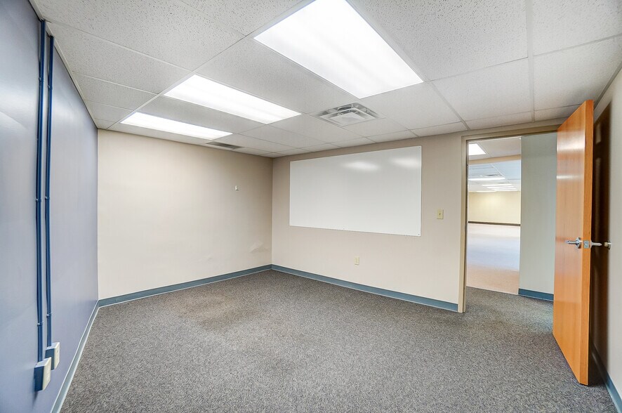 More Photos Of 3925-3927 Brotherton Rd, Cincinnati Office For Sale