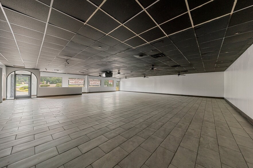 More Photos Of 754 W Cherry St, Glasgow Restaurant For Sale