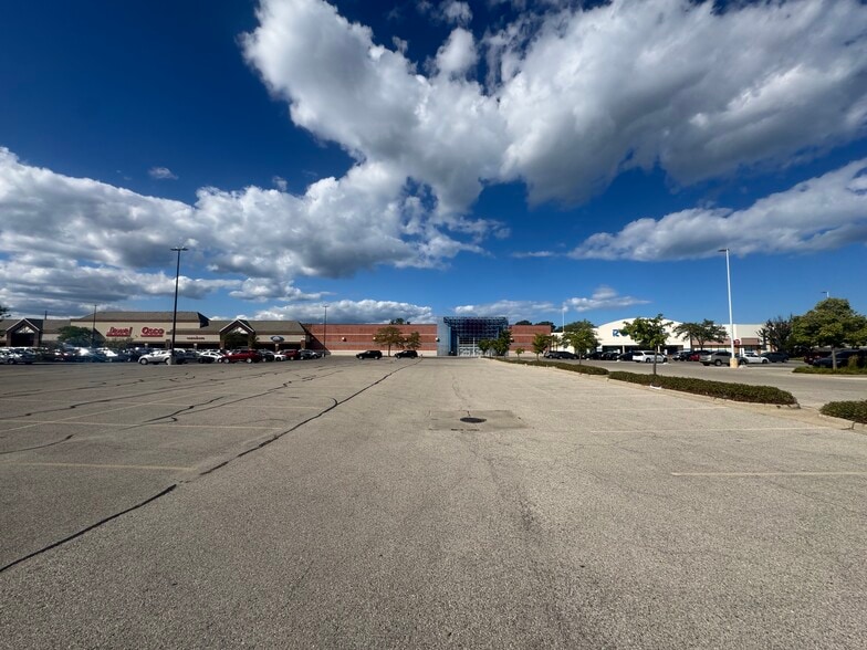 More Photos Of 2209-2485 Howard St, Evanston Unknown For Lease