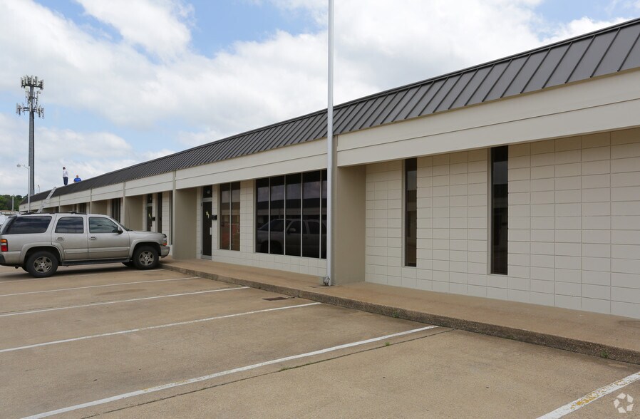 More Photos Of 2205 W Division St, Arlington Light Manufacturing For Lease