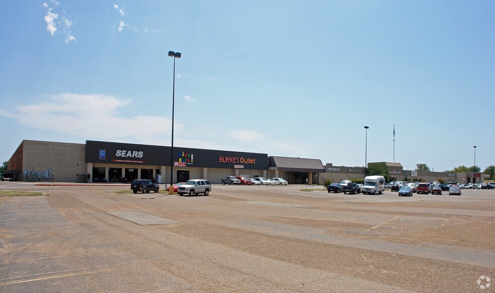 More Photos Of 1663 W Henderson St, Cleburne Unknown For Lease