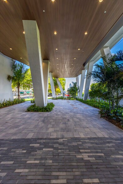 More Photos Of 17071 W Dixie Hwy, North Miami Beach Apartments For Lease