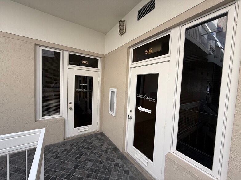 More Photos Of 400 5th Ave S, Naples Office For Lease