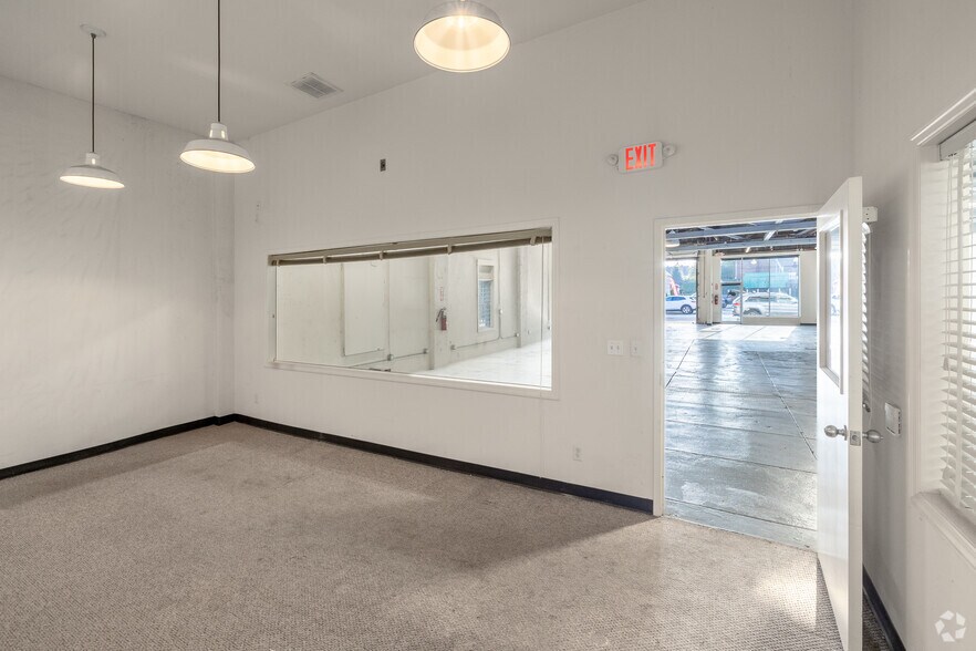 More Photos Of 101 Audrey Ave, Oyster Bay Storefront For Lease