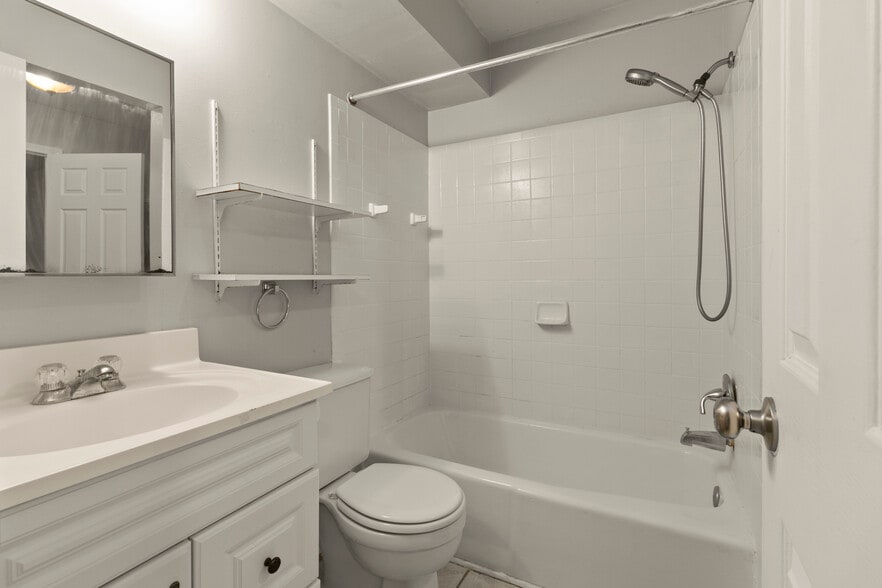 More Photos Of 8150 E Michigan Ave, Galesburg Apartments For Sale