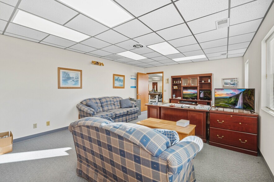 More Photos Of 604 Industrial Park Dr, Eldon Office For Sale