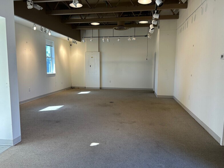 More Photos Of 650 E Fairview Ave, Meridian Storefront Retail Office For Sale