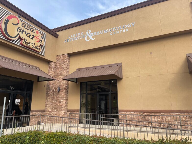 More Photos Of 1915 S Zapata Hwy, Laredo Storefront Retail Office For Lease