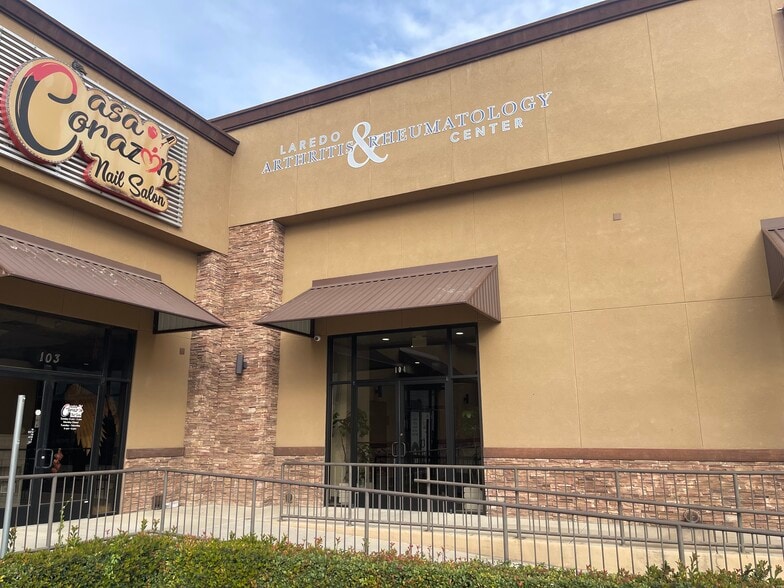 More Photos Of 1915 S Zapata Hwy, Laredo Storefront Retail Office For Lease