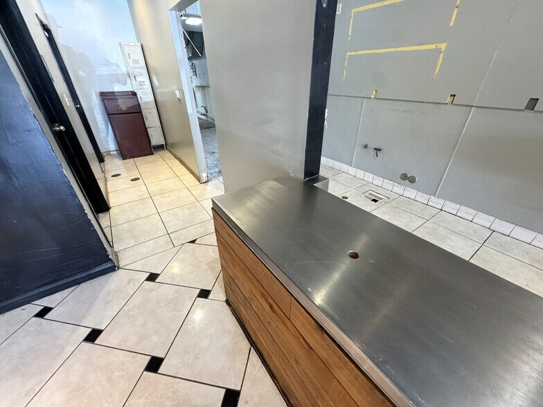 More Photos Of 223-231 E 9th St, Los Angeles Storefront For Lease