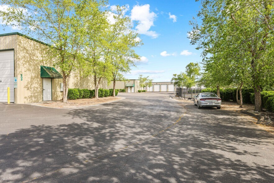 More Photos Of 202 Transcom Ct, Wilmington Self Storage For Lease