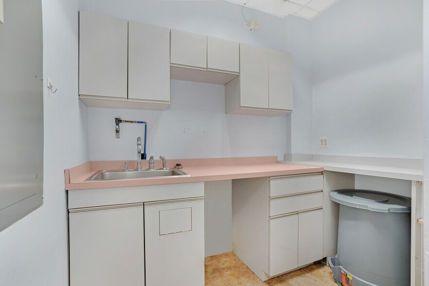 More Photos Of 1656 Oak Tree Rd, Edison Medical For Lease