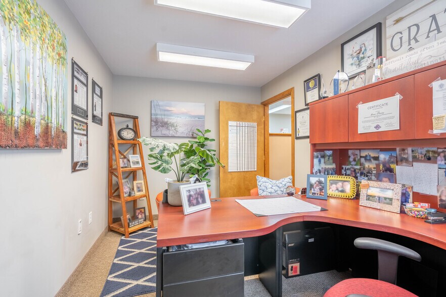 More Photos Of 415 Main St, Spencer Office For Sale