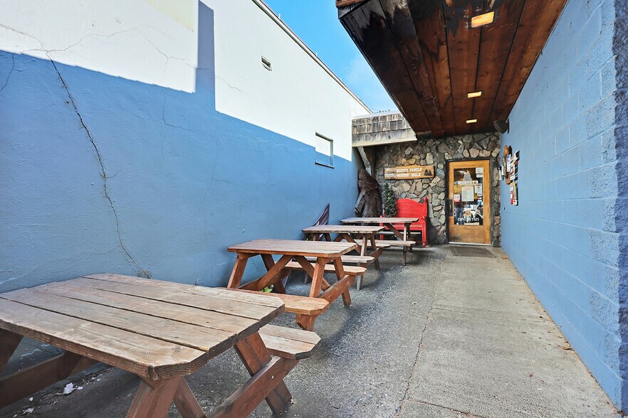 More Photos Of 216 W Steuben St, Cook General Retail For Sale