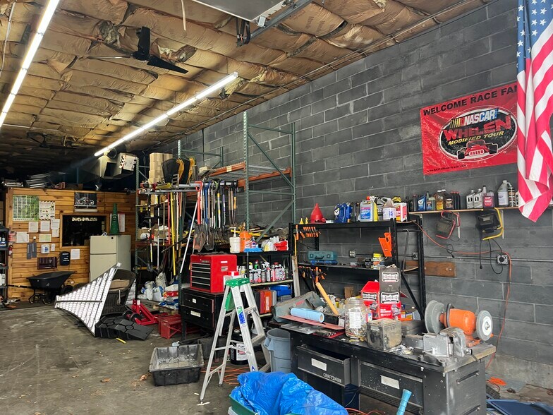 More Photos Of 1195 Putnam Pike, Chepachet Freestanding For Lease