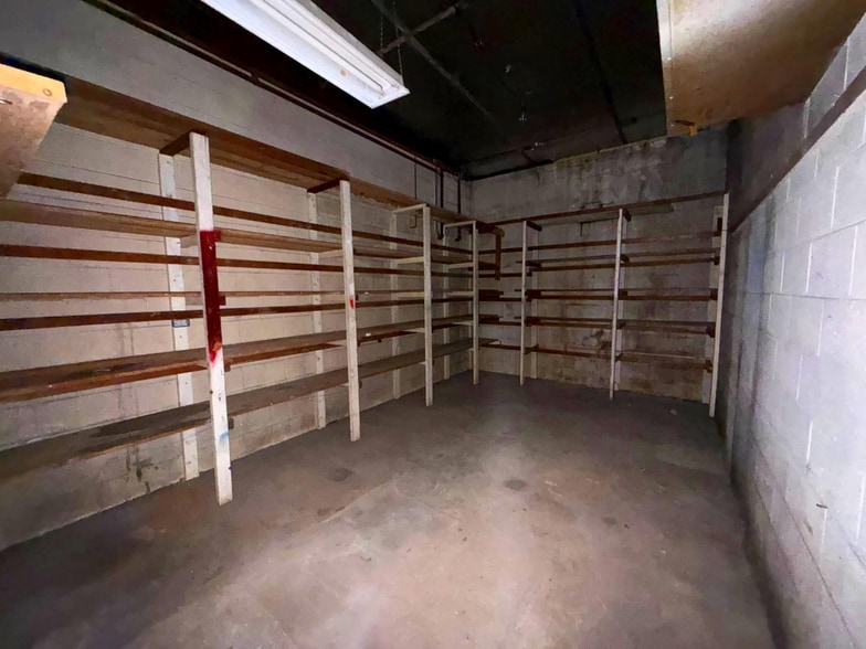 More Photos Of 407 S West Blvd, Landisville Warehouse For Lease