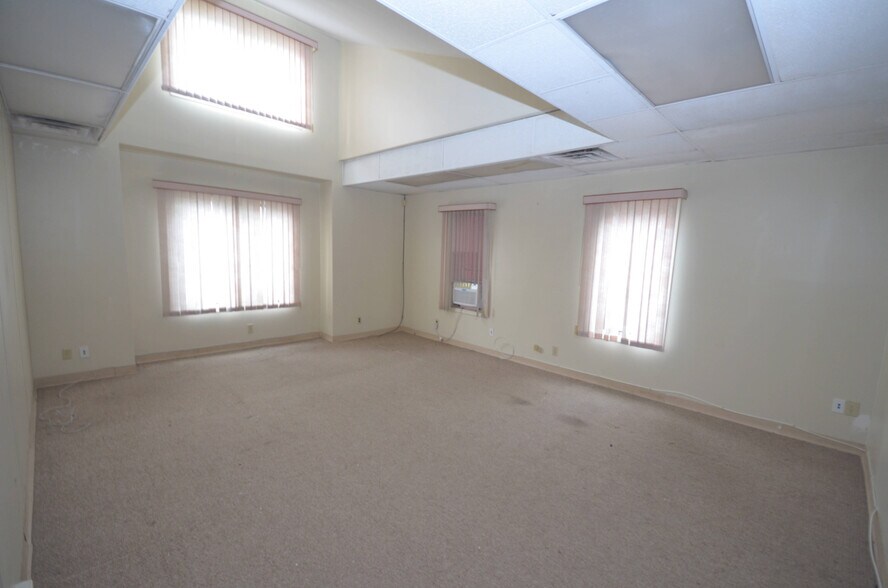 More Photos Of 1 Austin Ave, Iselin Medical For Lease