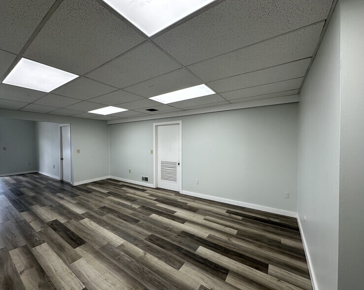 More Photos Of 317 N Larch St, Lansing Warehouse For Lease