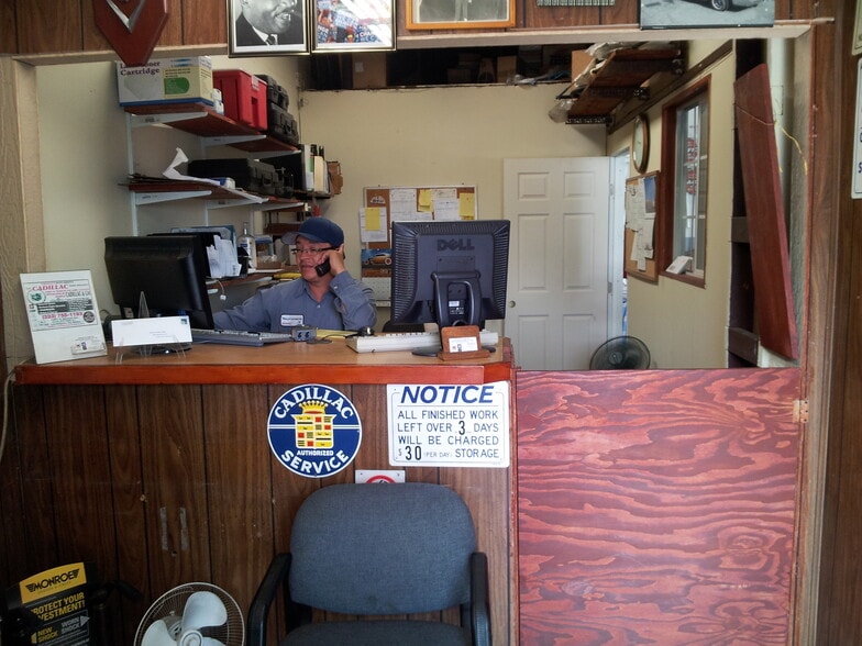 More Photos Of 10837 S Vermont Ave, Los Angeles Auto Repair For Lease