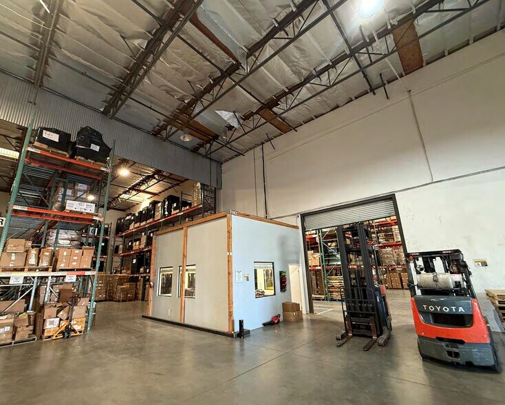 More Photos Of 2025-2027 Long Beach Ave, Los Angeles Warehouse For Lease