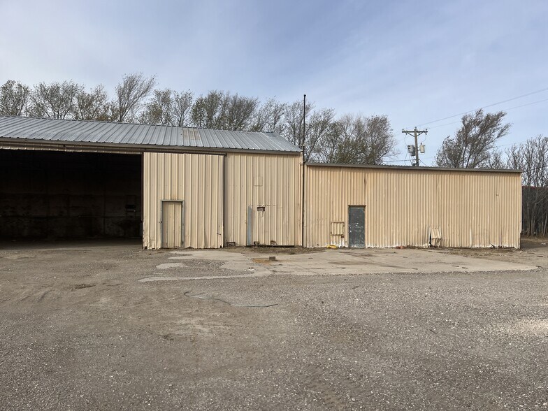 More Photos Of 1012 E Waylon Jennings Blvd, Littlefield Industrial For Sale