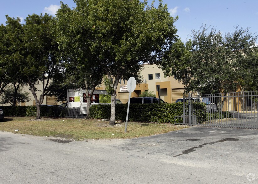 More Photos Of 2345 W 80th St, Hialeah Warehouse For Lease