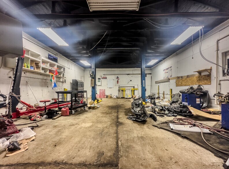 More Photos Of 7030 Gratiot Ave, Saint Clair Service For Sale