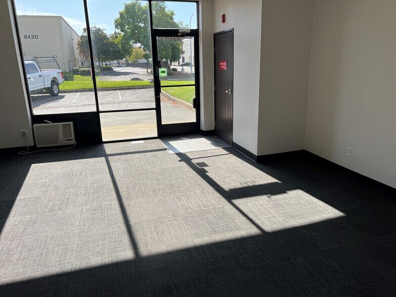 More Photos Of 8425 Rovana Cir, Sacramento Warehouse For Lease