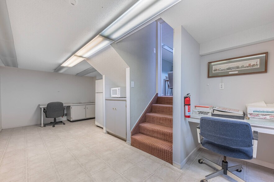 More Photos Of 2105 Central Ave, Middletown Office For Sale